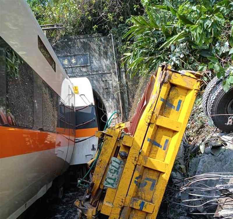 現(xiàn)場畫面曝光！臺鐵一列車脫軌 已有35人無生命跡象