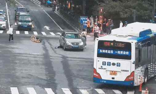 數(shù)十名外賣小哥11秒抬車救人 背后真相是什么