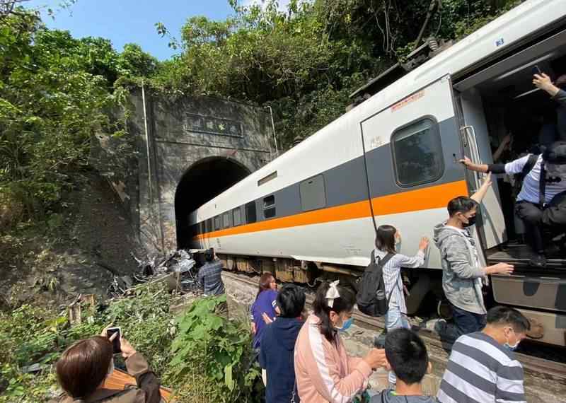 現(xiàn)場畫面曝光！臺鐵一列車脫軌 已有35人無生命跡象