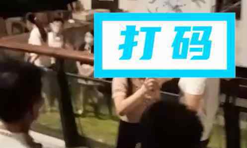 女子與陌生男子逛街被老公發(fā)現(xiàn) 究竟發(fā)生了什么