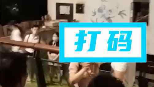 女子與陌生男子逛街被老公發(fā)現(xiàn) 究竟發(fā)生了什么