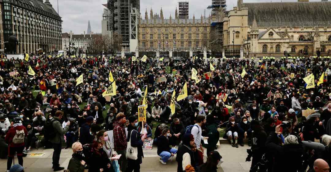 英國倫敦爆發(fā)反警察法抗議示威 場面混亂！至少一名警察受傷