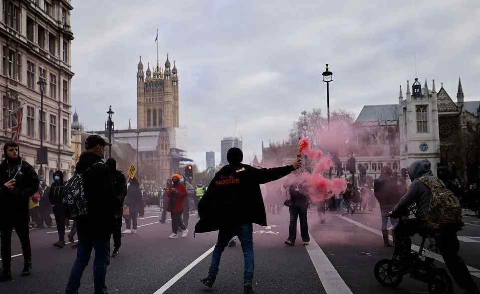 英國倫敦爆發(fā)反警察法抗議示威 場面混亂！至少一名警察受傷