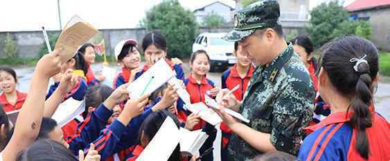 小學(xué)生圍著武警叔叔要簽名 宛如現(xiàn)實(shí)版追星武警叔叔是做了什么