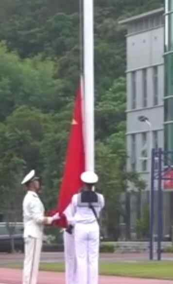 解放軍在香港升起五星紅旗 香港是屬于中國的