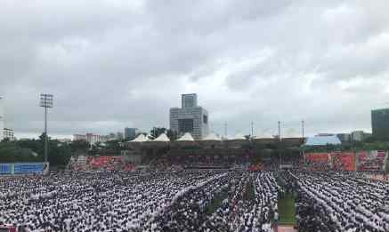 深圳大學升旗 3萬師生風雨無阻齊唱國歌（圖）