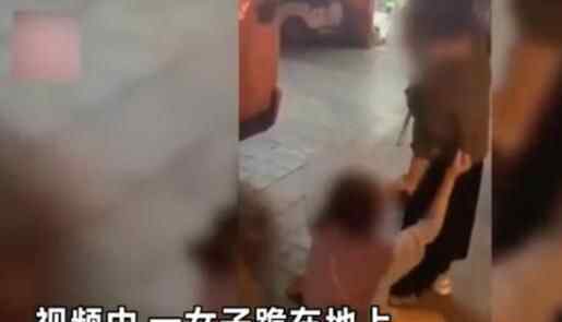 女子街頭下跪哭求欠債人還錢(qián) 究竟發(fā)生了什么