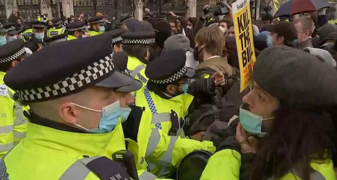 英國倫敦爆發(fā)反警察法抗議示威 場面混亂！至少一名警察受傷