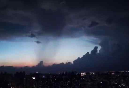 武漢暴雨后天地相連 武漢天空像塌了一個(gè)漏雨的洞