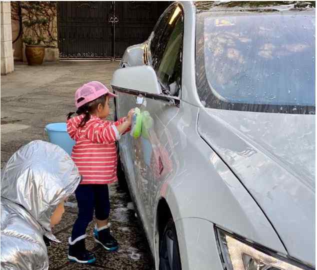 霍啟剛罕見曬兒女 兄妹倆幫爸爸洗車賺零花錢