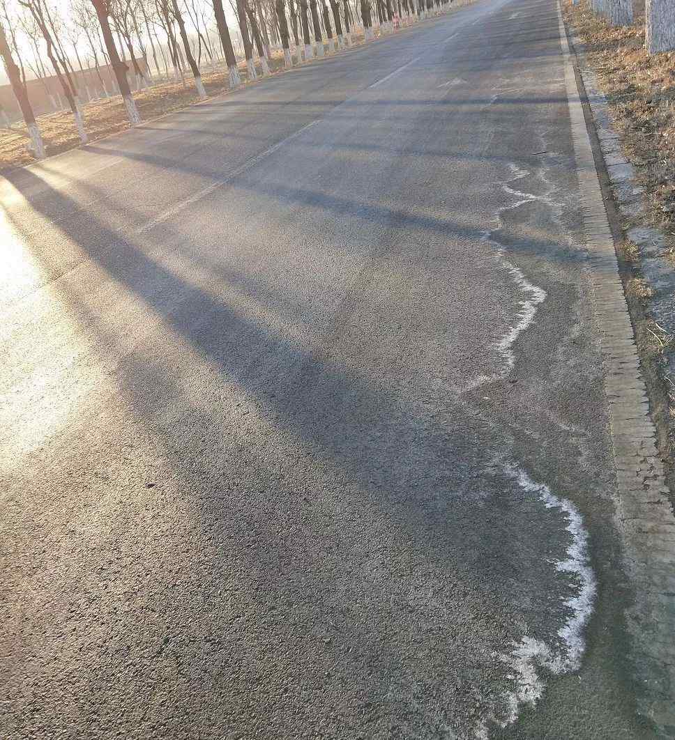 地穿甲 突發(fā) | 今晨順義這路段“地穿甲”，一車飛翻四輪朝天