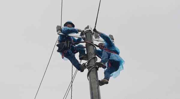 平輿網(wǎng) 國網(wǎng)平輿縣供電公司冒雨搶修電桿保供電