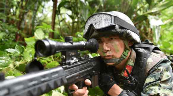 警察狙擊手 同樣是狙擊手，為啥警察狙擊一槍爆頭，而軍隊狙擊卻只打胸口呢？