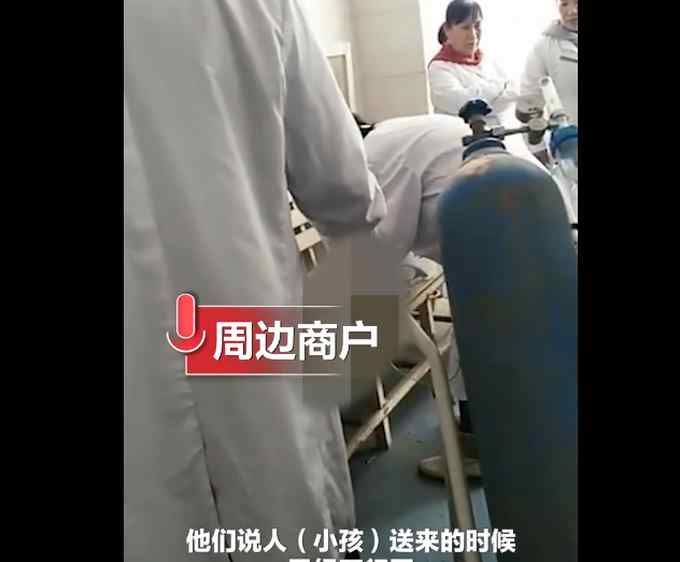 嬰兒吃蘋果被卡氣管身亡 家長(zhǎng)躺在地上痛哭 網(wǎng)友跟著心疼