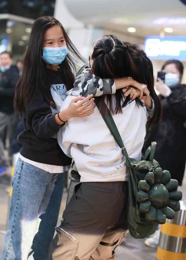 嚴(yán)子晴 鐘麗緹獲倆女兒接機(jī)嬉戲打鬧 嚴(yán)子晴身高快超老媽