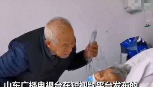 感動!耄耋老人雙雙感染新冠肺炎,87歲爺爺舉著吊瓶走進(jìn)隔離病房,這段視頻令無數(shù)網(wǎng)友淚目