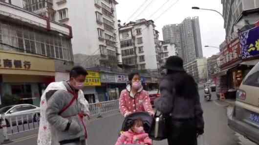 2月10日,貴州貴陽(yáng)街頭,一位大媽偶遇自己的兒子兒媳帶著孩子上街,攔下來(lái)就是一頓訓(xùn)斥