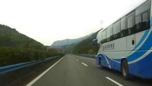 10月5日,湖北一女子開著新車帶全家自駕出行,路途中坐副駕的老公瘋狂嘮叨起來,悲劇了