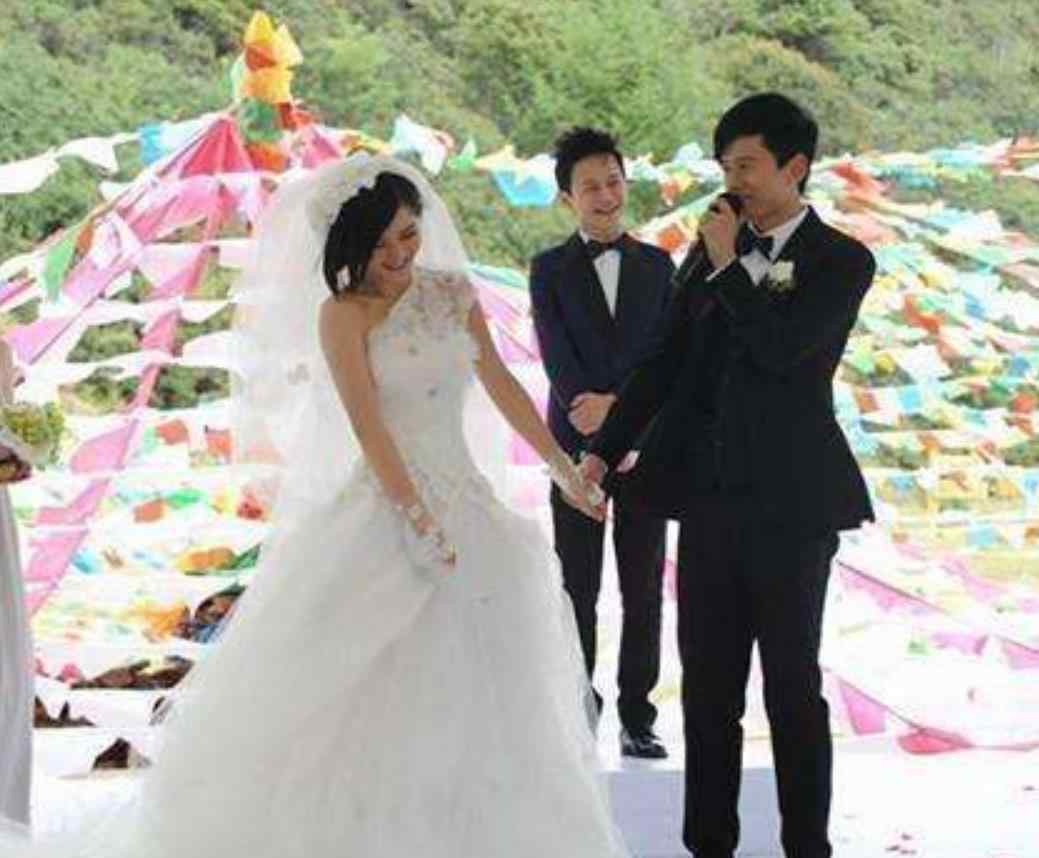 黃磊說何炅結(jié)婚了 那些年何炅主持過的婚禮，有錢不一定請(qǐng)得到，最后一對(duì)太意外