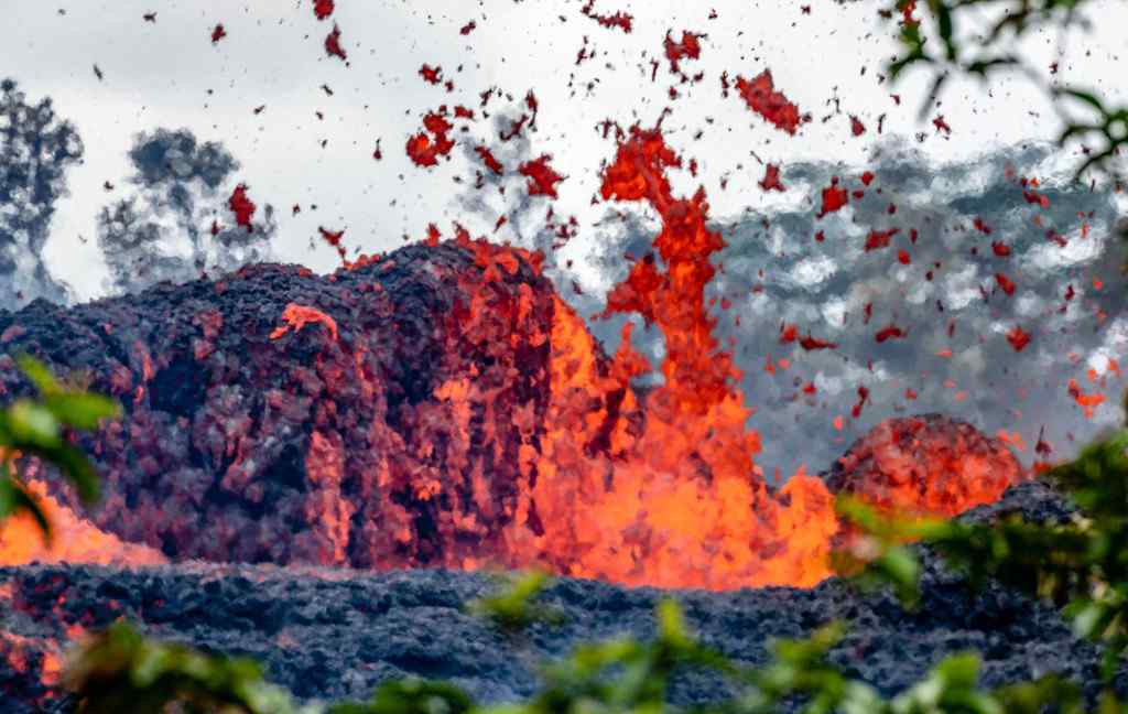 攝影師冒死拍基拉韋厄火山噴發(fā)場(chǎng)面