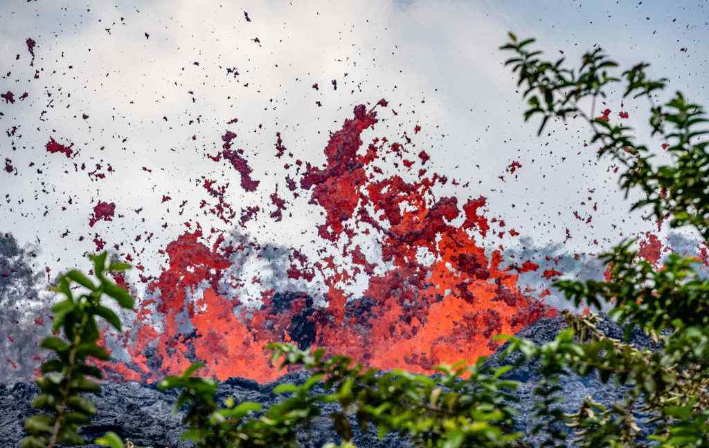 攝影師冒死拍基拉韋厄火山噴發(fā)場(chǎng)面