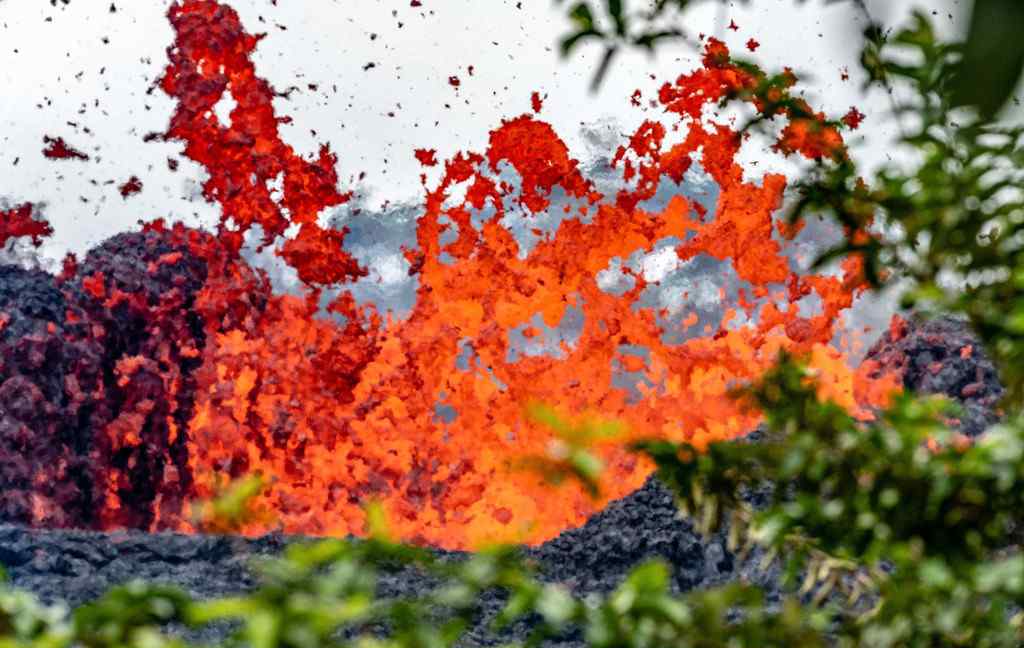 攝影師冒死拍基拉韋厄火山噴發(fā)場(chǎng)面