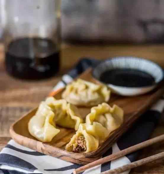 煮餃子是冷水下鍋還是熱水 餃子熱水下鍋還是冷水下鍋好？很多人都做錯了，難怪餃子老破皮！