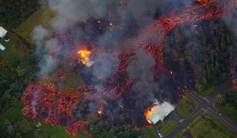 夏威夷火山噴發(fā)巖漿蔓延數(shù)十米