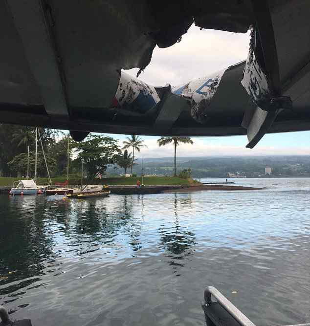 夏威夷:游客看火山 船被巖漿擊穿