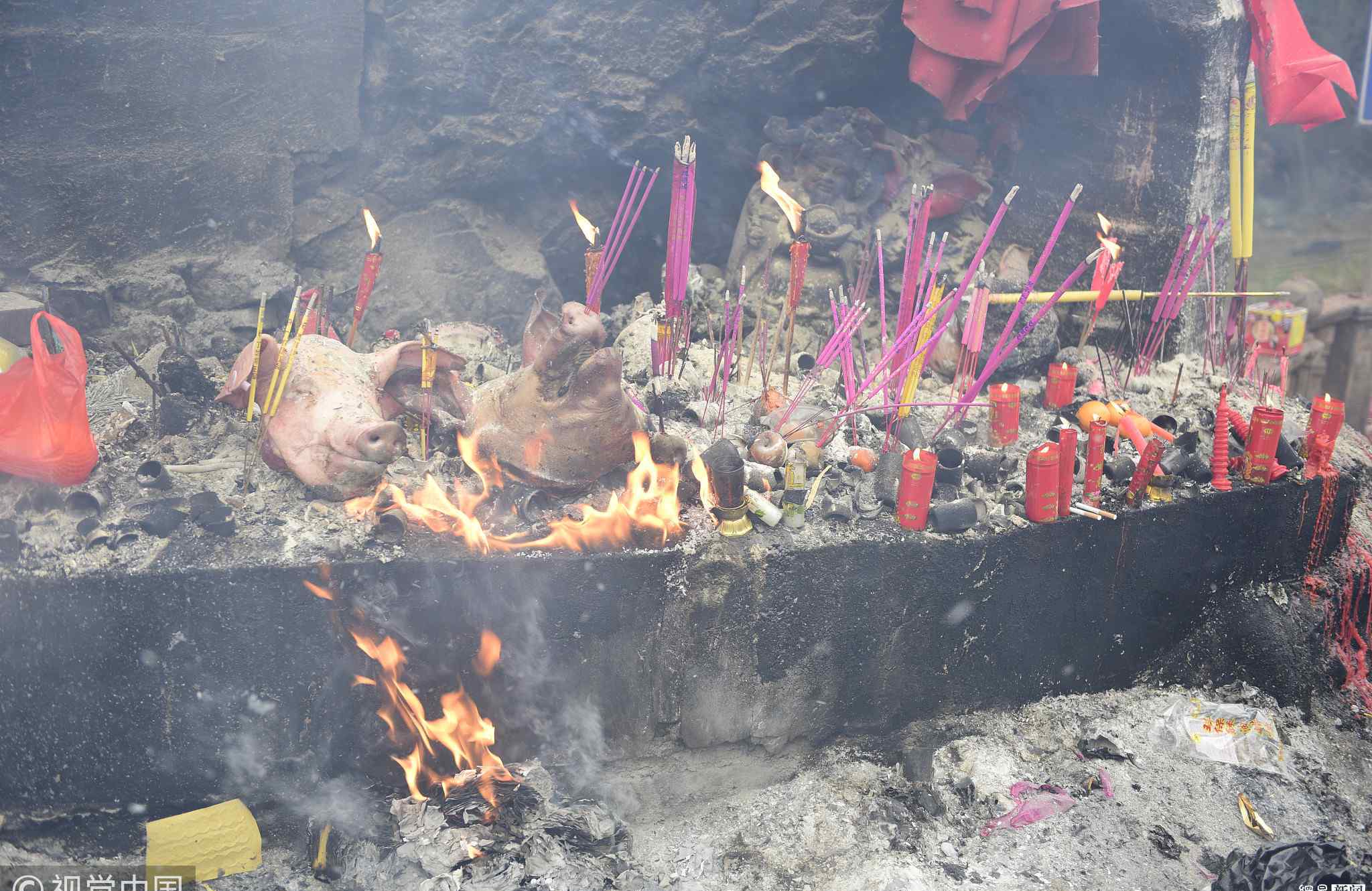 石頭被當(dāng)“神靈”祭拜 數(shù)十年香火不斷