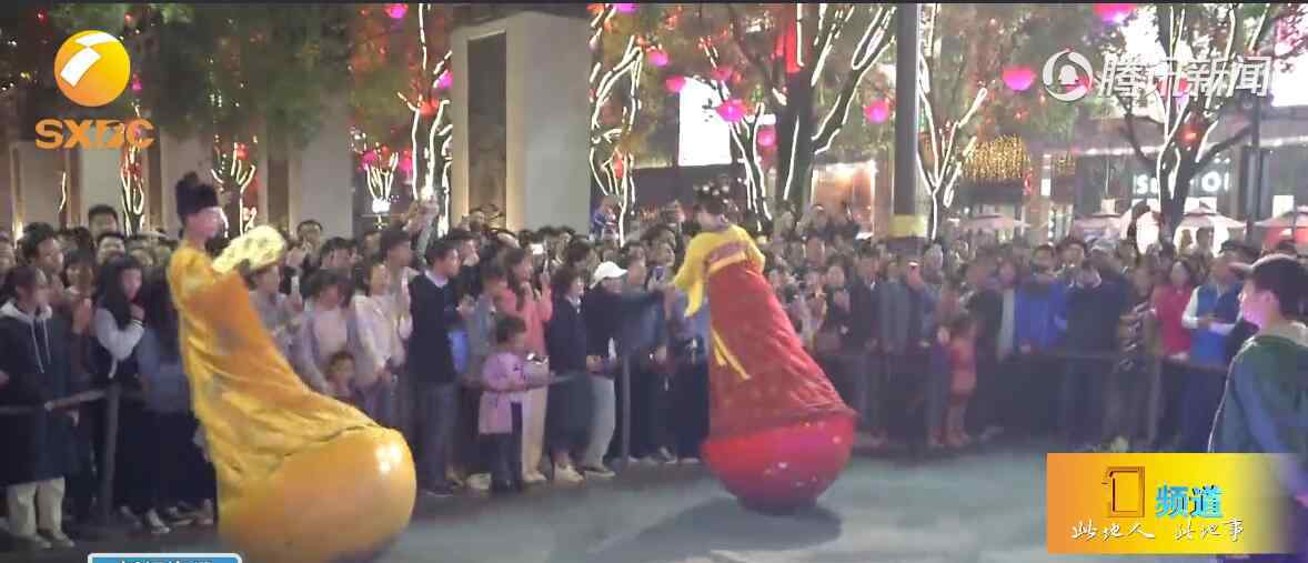 陜西西安“不倒翁”女孩馮佳晨穿古裝街頭表演的視頻走紅網(wǎng)絡(luò)