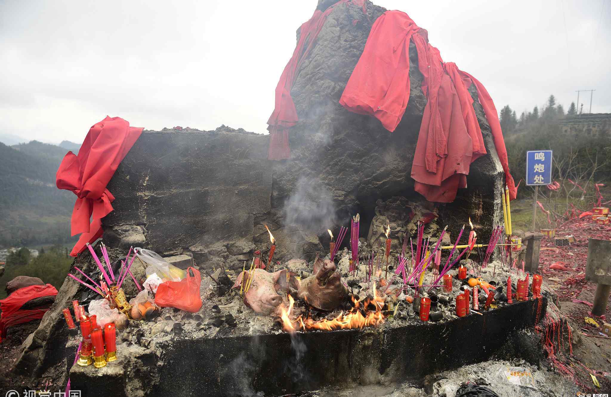 石頭被當(dāng)“神靈”祭拜 數(shù)十年香火不斷