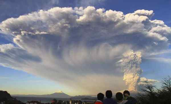 智利火山爆發(fā)天空出現(xiàn)巨人身影圖片