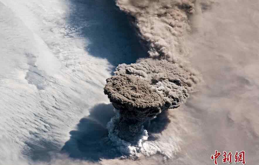 宇航員視角看火山噴發(fā)場(chǎng)面