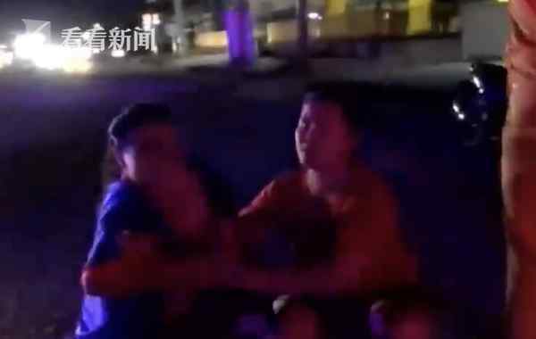 泰國男子與妻吵架賭氣坐路中央 結(jié)果被車撞倒身亡