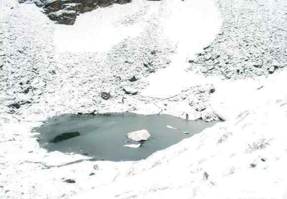 人骨湖Roopkund：天一熱 湖面竟浮出上百具尸體