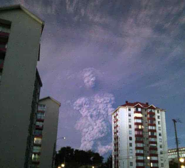 智利火山爆發(fā)天空出現(xiàn)巨人身影圖片