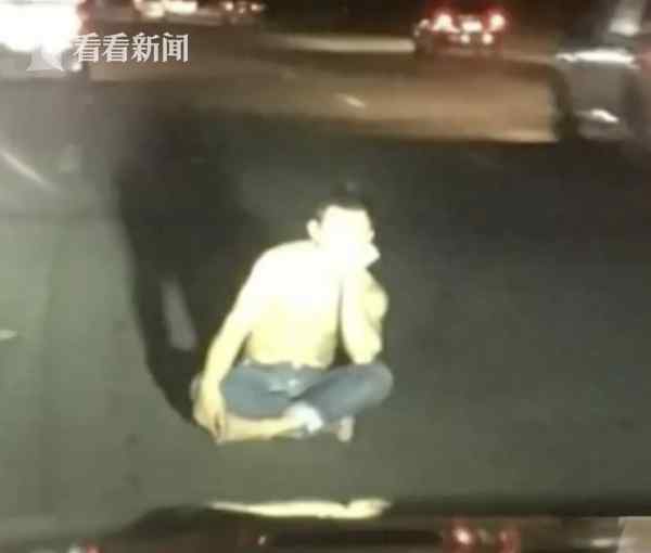 泰國男子與妻吵架賭氣坐路中央 結(jié)果被車撞倒身亡