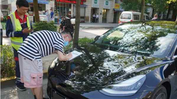 上海汽車團(tuán)購 上海拼多多團(tuán)購車主順利提車，特斯拉送貨上門