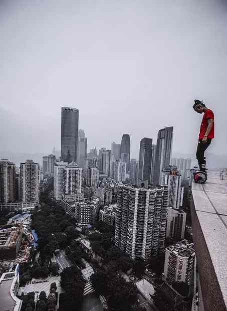 吳永寧墜樓倒地照片 網紅拍攝高樓攀爬視頻墜亡，直播平臺是否擔責？法院這么判