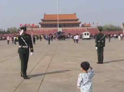 寶寶向武警敬禮 暖心之舉實在讓人淚奔