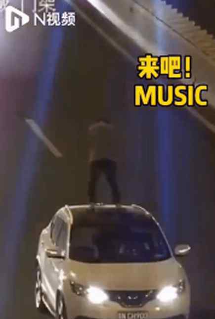 因家庭糾紛心情不好，男子竟將車停在中間車道站車頂抽煙