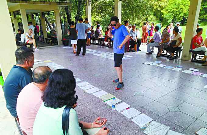 北京公園相親 北京玉淵潭公園相親角成老人聊天角 ：成功率不高 剩女多于剩男