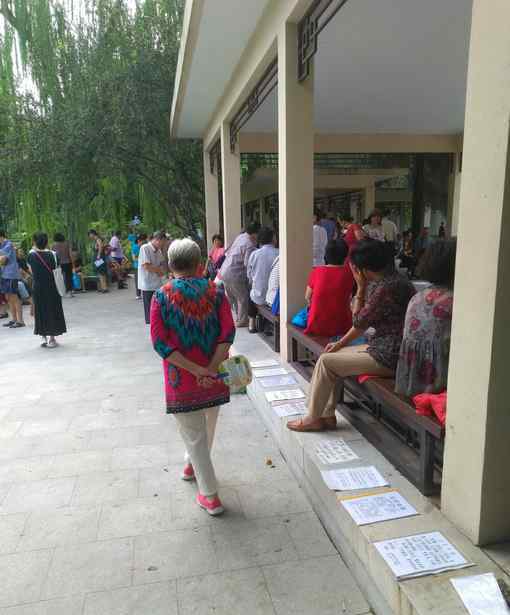 北京公園相親 北京玉淵潭公園相親角成老人聊天角 ：成功率不高 剩女多于剩男