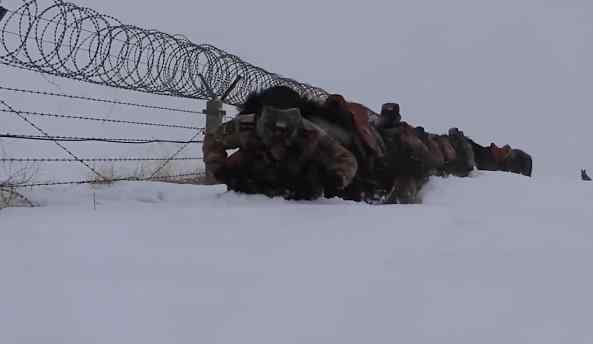 邊防軍人嚴(yán)寒巡邏積雪沒過大腿 具體怎么回事？