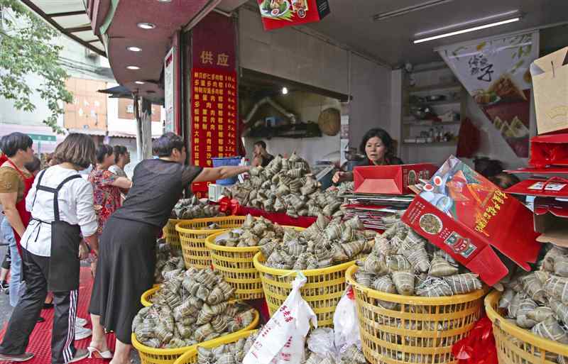 嘉興肉粽 縣前頭粽子鋪年售1000萬個粽子 食品企業(yè)卻青睞嘉興“五芳齋”