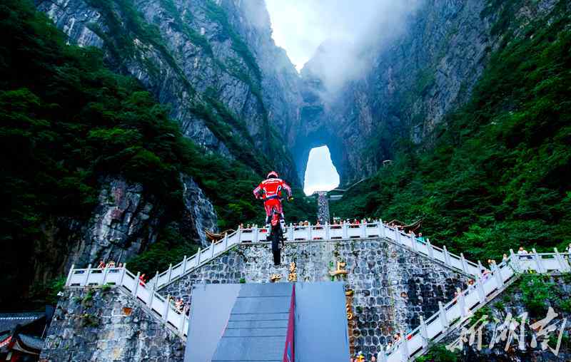 劉書宏 創(chuàng)世界紀(jì)錄！摩托車攀爬天門山999級石階步道挑戰(zhàn)成功