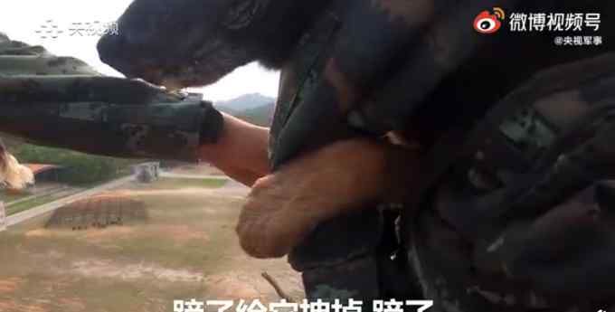 高空索降軍犬抱緊特戰(zhàn)隊員胳膊 畫面令人心疼又好笑