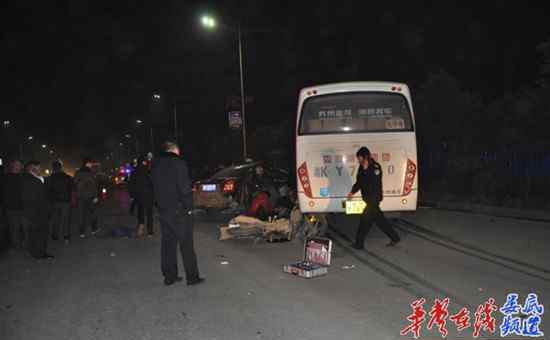 婁底車禍 [婁底]發(fā)生慘烈車禍 三車相撞致2死3傷/圖