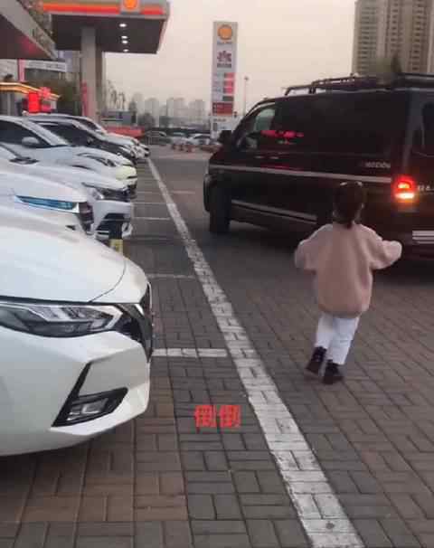 6歲小女孩指揮媽媽倒車 還原事發(fā)經(jīng)過及背后原因！